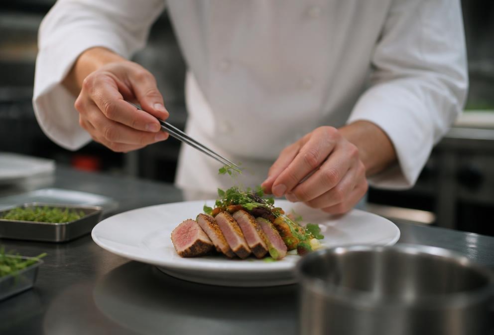 Équipe en service dans un restaurant