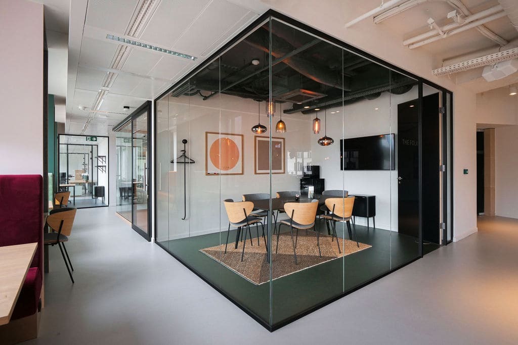 Salle de réunion vitrée dans les bureaux de Time-Up