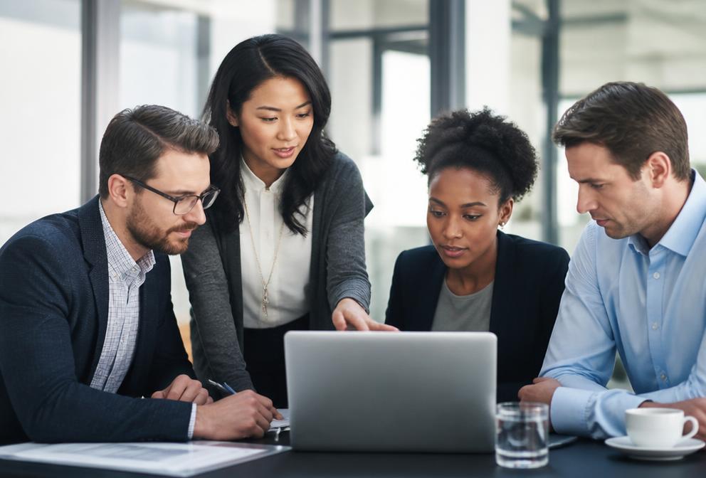 Équipe de consultants réunie au travail