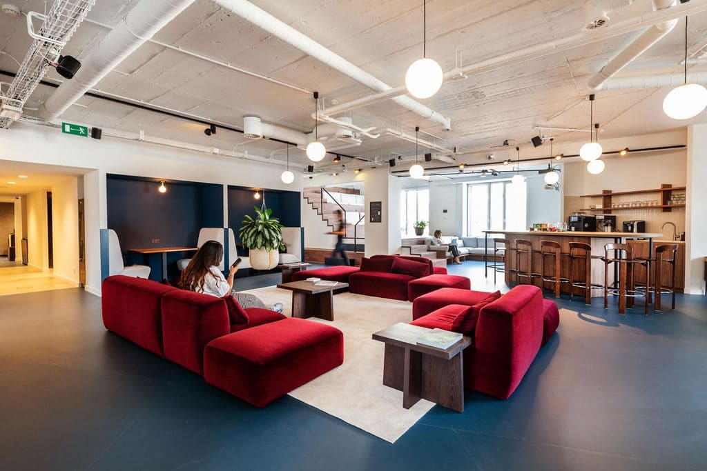 Espace de travail partagé dans les bureaux de Time-Up