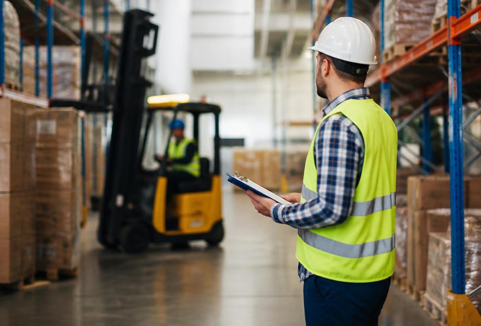 Équipe logistique dans un entrepôt